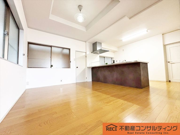 西宮市苦楽園四番町　中古戸建の洋室|ガーデニングを楽しめるお庭付き