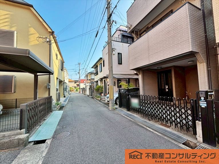 神戸市東灘区御影中町7丁目　中古戸建の前面道路含む現地写真|駐車スペース1台分あり