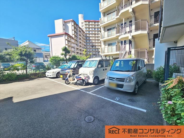 モンラヴィ青木の駐車場