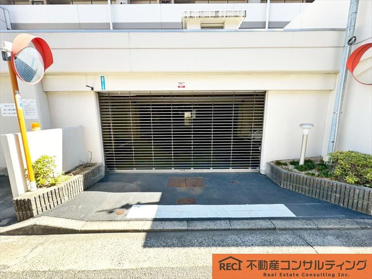 パレ住吉川の駐車場