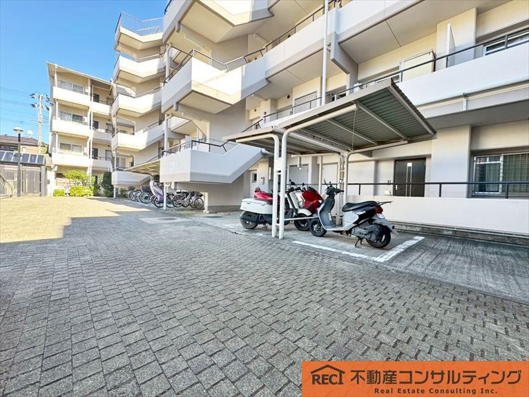 パレ住吉川の駐車場