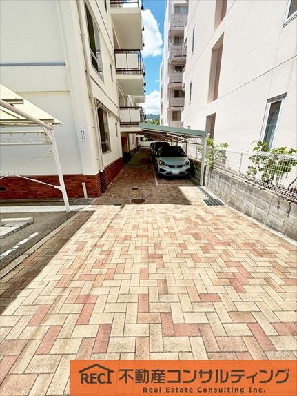 住吉川向コーポラスの駐車場