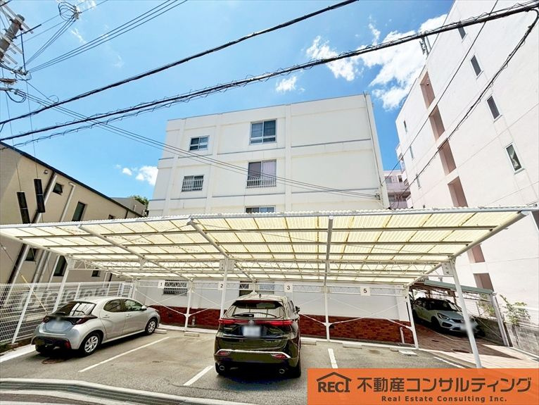 住吉川向コーポラスの駐車場