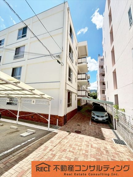 住吉川向コーポラスの駐車場