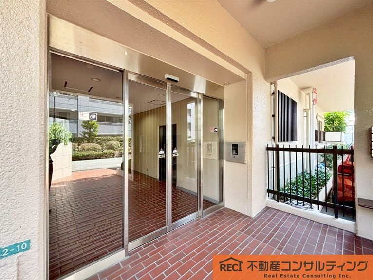 ユニライフ甲子園のエントランス