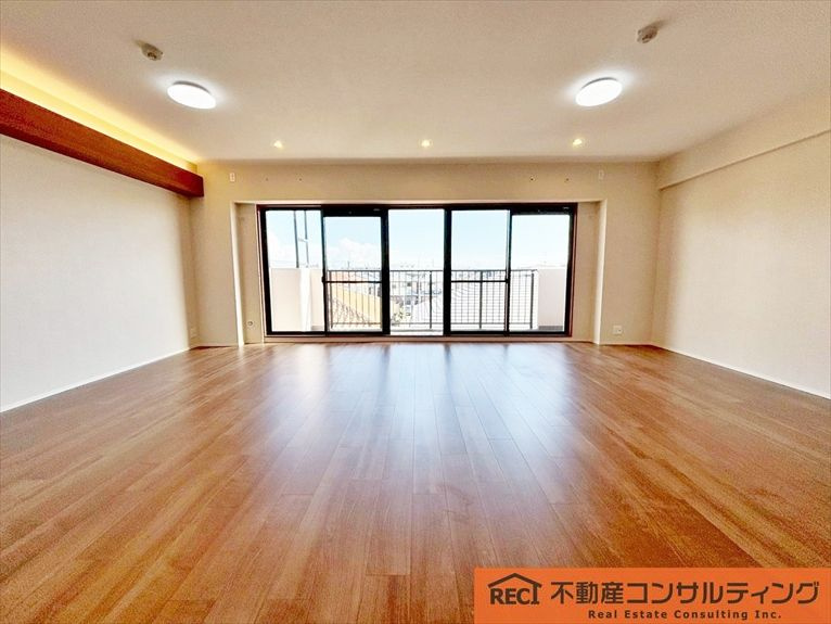 ディアエスタ・ミオ甲子園一番町の居間・リビング|リノベーション済の綺麗な室内！