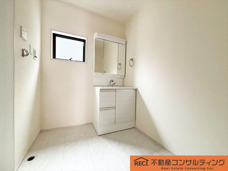 神戸市灘区神ノ木通3丁目　新築戸建　2号棟の独立洗面台