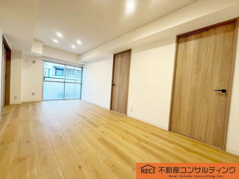 セントラル東灘の居間・リビング|広さのあるキッチンスペース