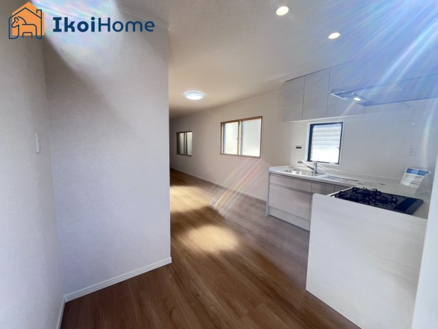 明石市田町2丁目　中古戸建のキッチン|【ホームページに現地動画掲載中】●年中無休：当日予約可●キッチンには窓があり明るい空間になります！