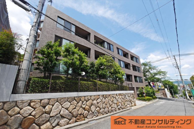 【外観】 | グランステイツ六甲・桜通 | 桜のトンネル沿いに面した落ち着いた街並み