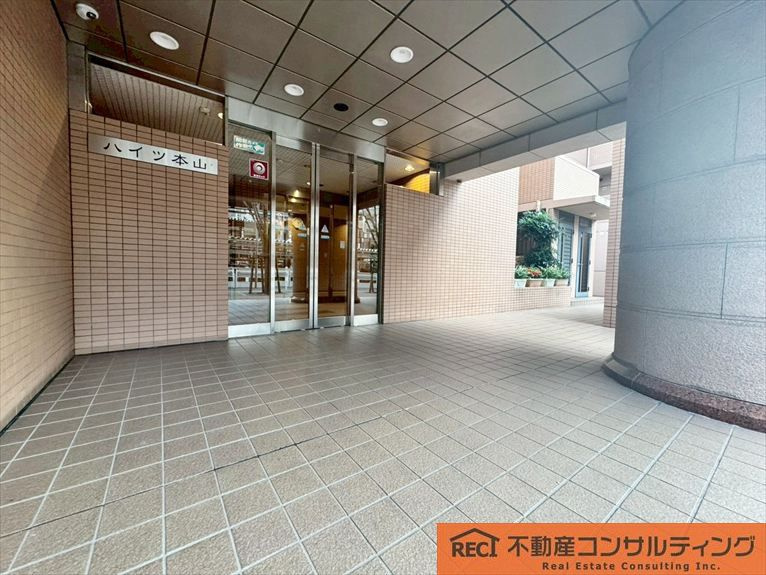 ハイツ本山のエントランス