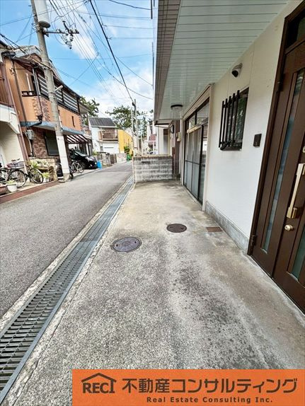西宮市小松東町2丁目　中古戸建の前面道路含む現地写真