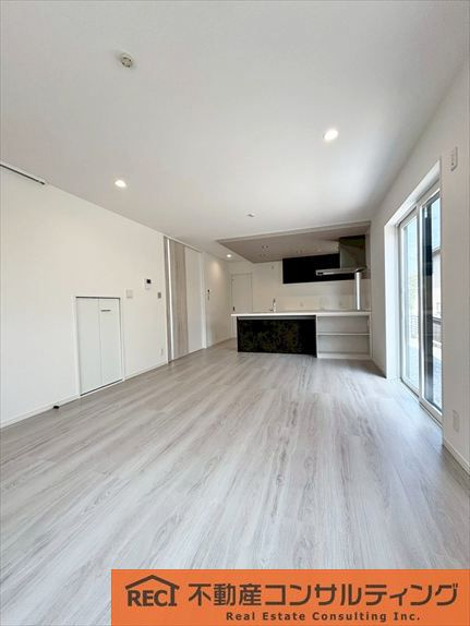 神戸市東灘区渦森台4丁目　新築戸建の居間・リビング|ウォークインクローゼット