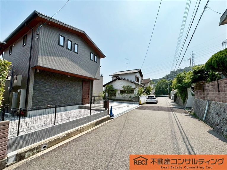 神戸市東灘区渦森台4丁目　新築戸建の前面道路含む現地写真