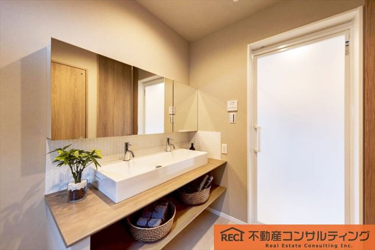 神戸市灘区高尾通1丁目　新築戸建の独立洗面台