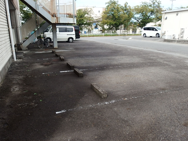 並木ハイツの駐車場