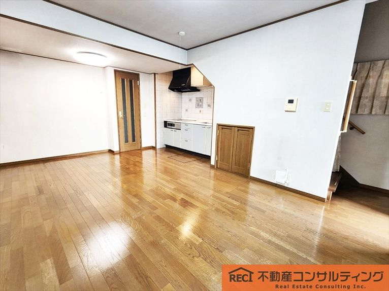 神戸市灘区天城通2丁目　中古戸建の居間・リビング