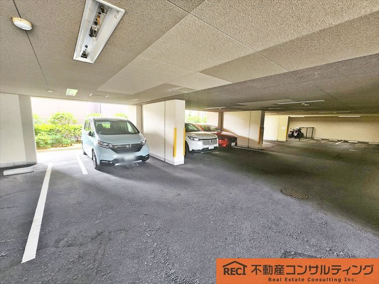 ステイツ六甲道フラッツの駐車場