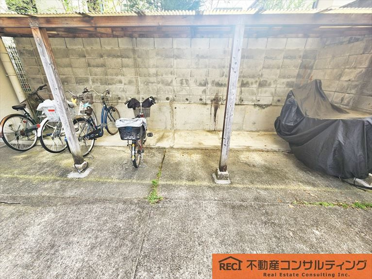 セリーヌ本山の駐車場