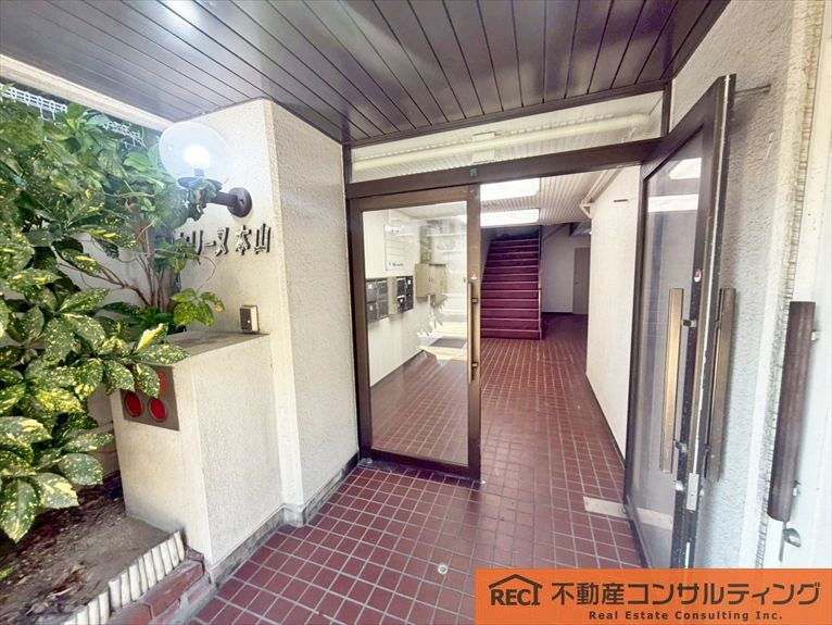 セリーヌ本山のエントランス