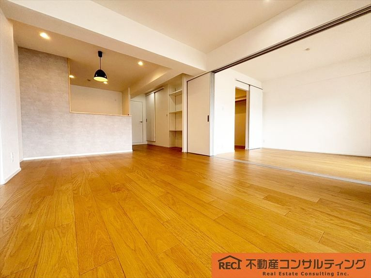 武庫川サニーハイツの居間・リビング|便利なトランクルーム付き！