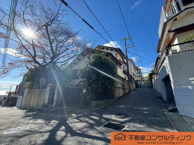 神戸市灘区箕岡通4丁目　中古戸建の前面道路含む現地写真