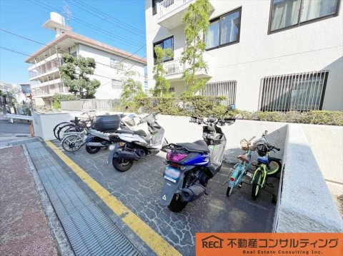 メゾン岡本の駐車場