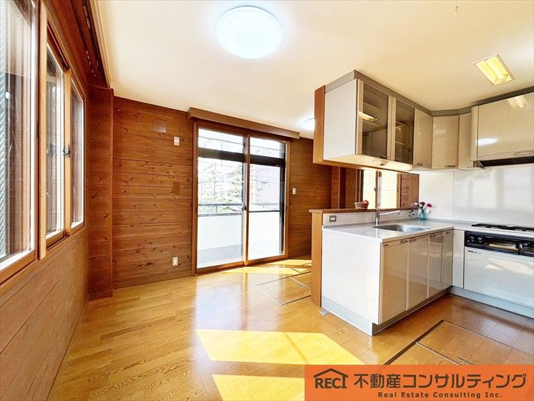 神戸市東灘区御影山手3丁目　中古戸建の居間・リビング|明るい南西向きのリビング