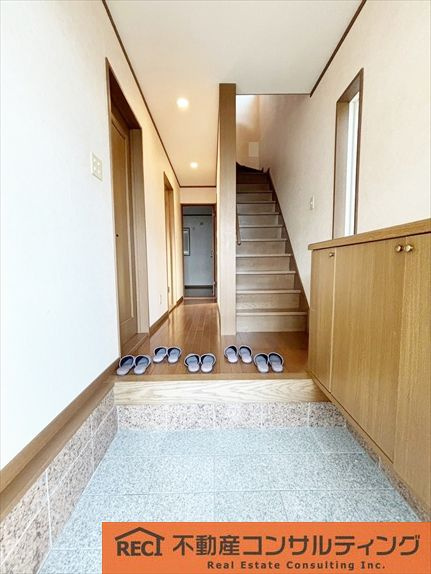 西宮市霞町　中古戸建の玄関