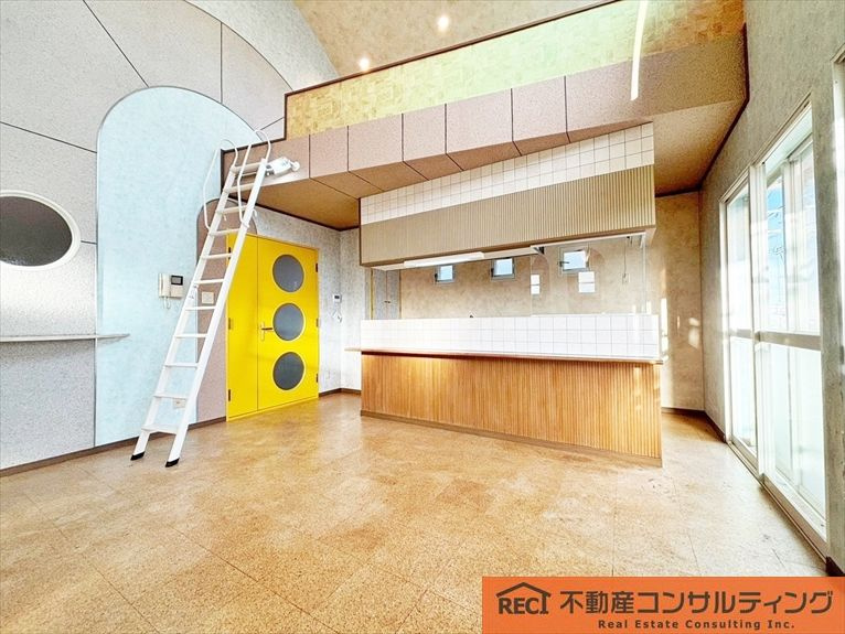 西宮市霞町　中古戸建の居間・リビング|防犯面も安心のビルトイン車庫付き