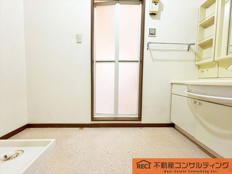 西宮市霞町　中古戸建の独立洗面台