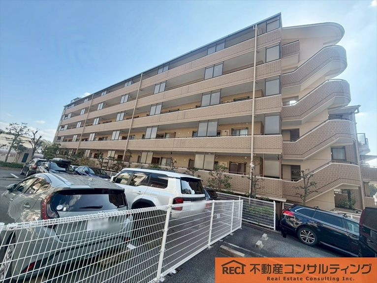 ジークレフ高羽二番館の駐車場