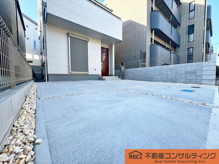 西宮市南甲子園2丁目　新築戸建　3号棟の駐車場