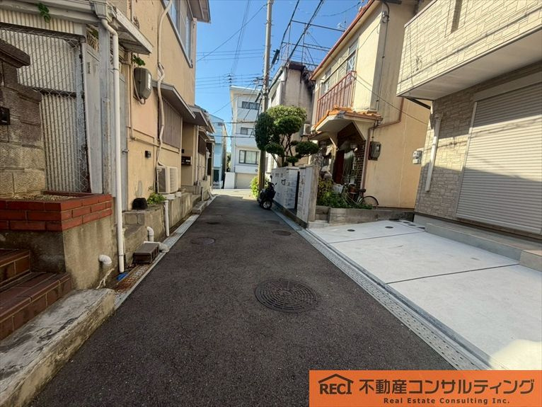 神戸市灘区上野通2丁目　中古戸建の前面道路含む現地写真