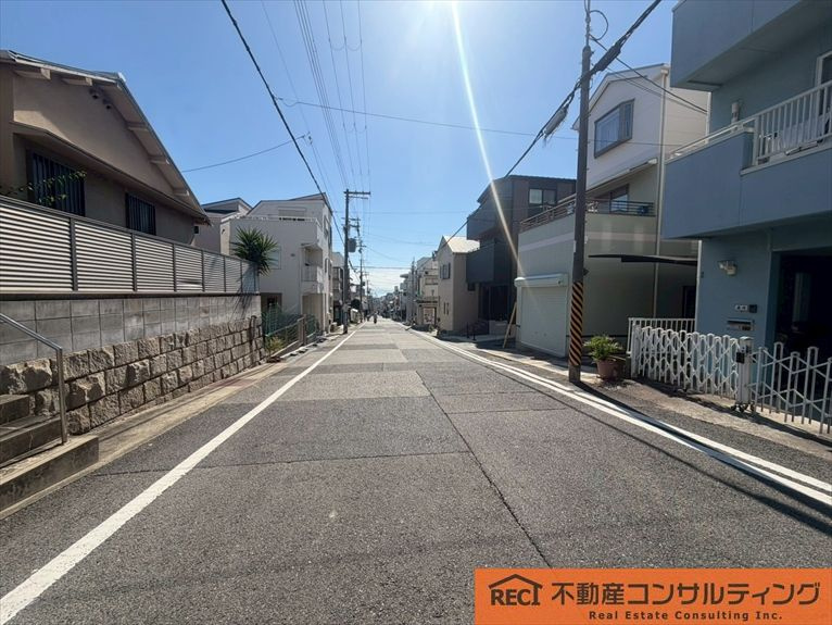 神戸市灘区上野通2丁目　中古戸建の前面道路含む現地写真