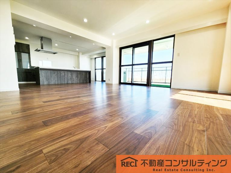 ロイヤルヴィラ苦楽園の居間・リビング|LDK約30帖