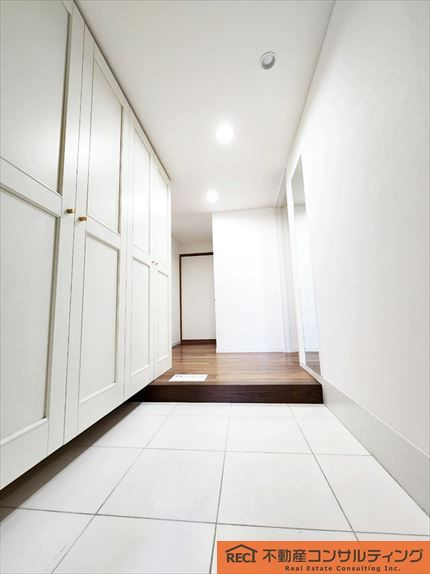 ロイヤルヴィラ苦楽園の玄関