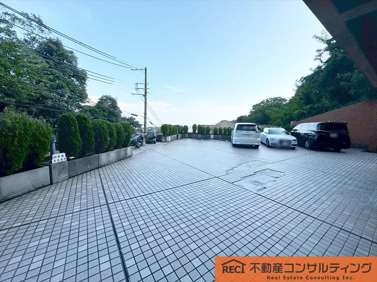 ロワ・ヴェール岡本の駐車場