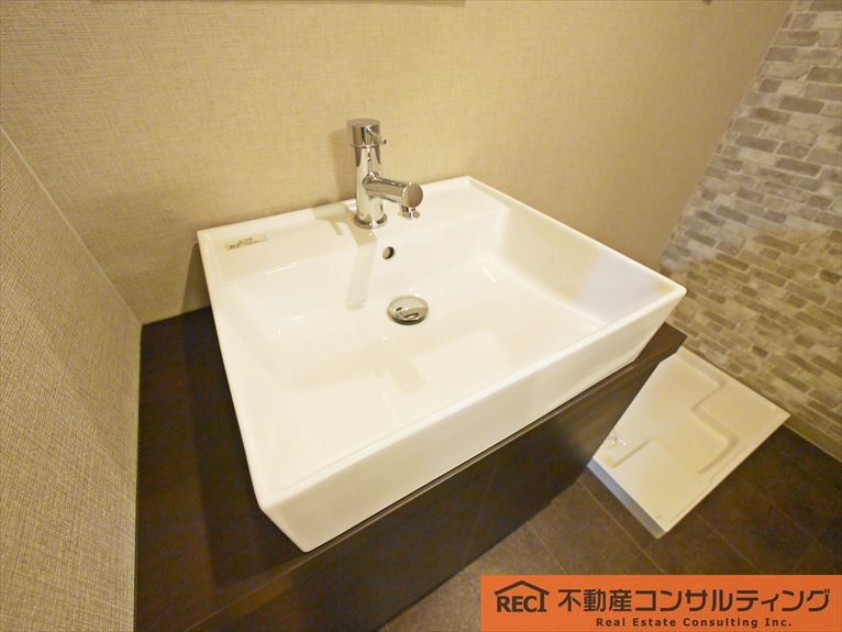 イスズハイツベル夙川公園の独立洗面台