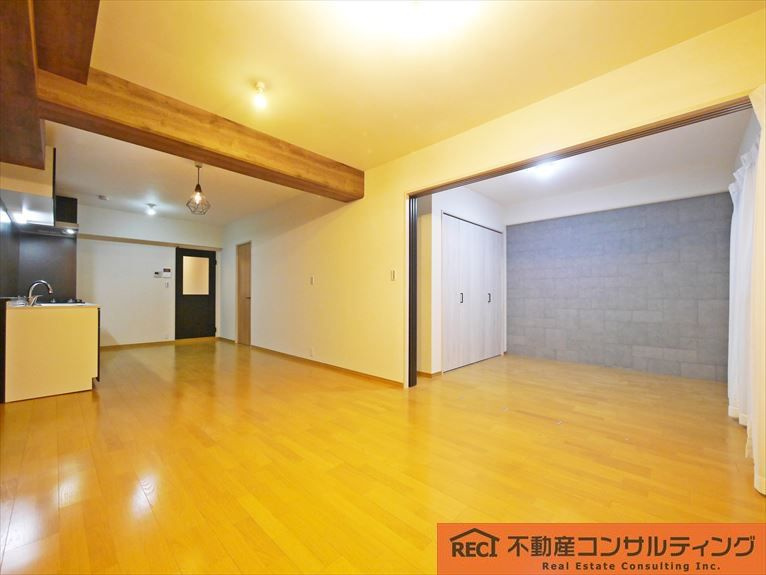 イスズハイツベル夙川公園の洋室|仕切りを開けて広く使えるLDK