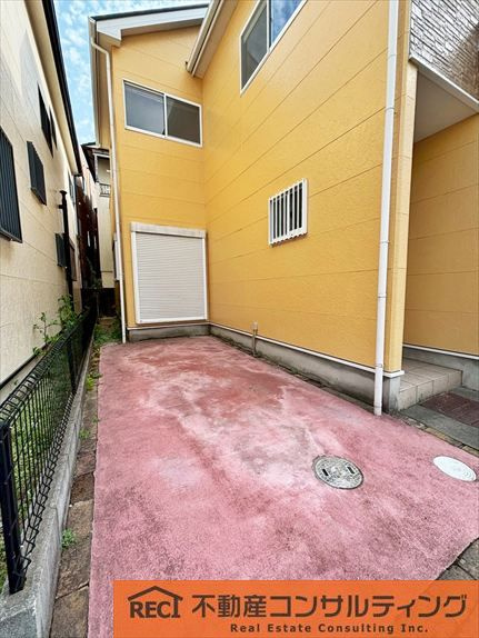 西宮市青木町　中古戸建の駐車場