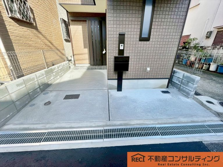 西宮市小曽根町３丁目　中古戸建の駐車場