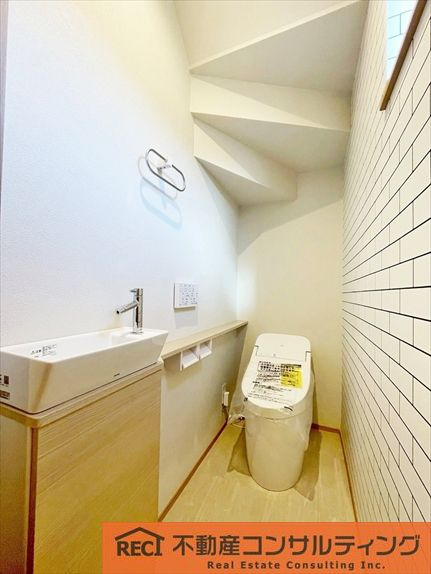 西宮市小曽根町３丁目　中古戸建のトイレ