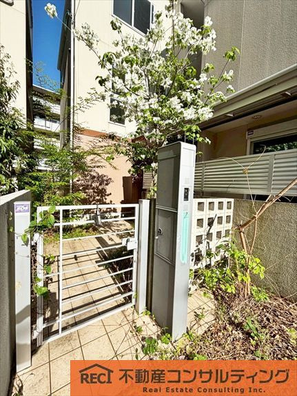 神戸市東灘区深江南町1丁目　中古戸建の玄関