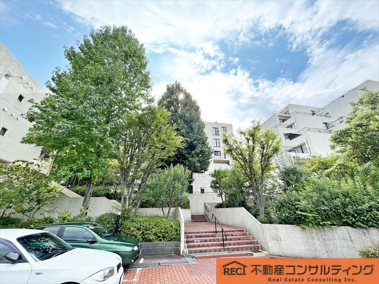 進和苦楽園アーバンライフB棟の駐車場