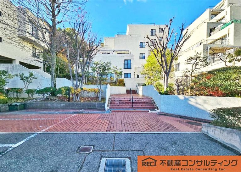 進和苦楽園アーバンライフB棟の駐車場