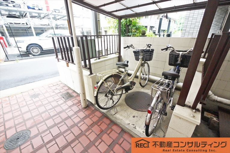 甲南西灘ハイムの駐車場