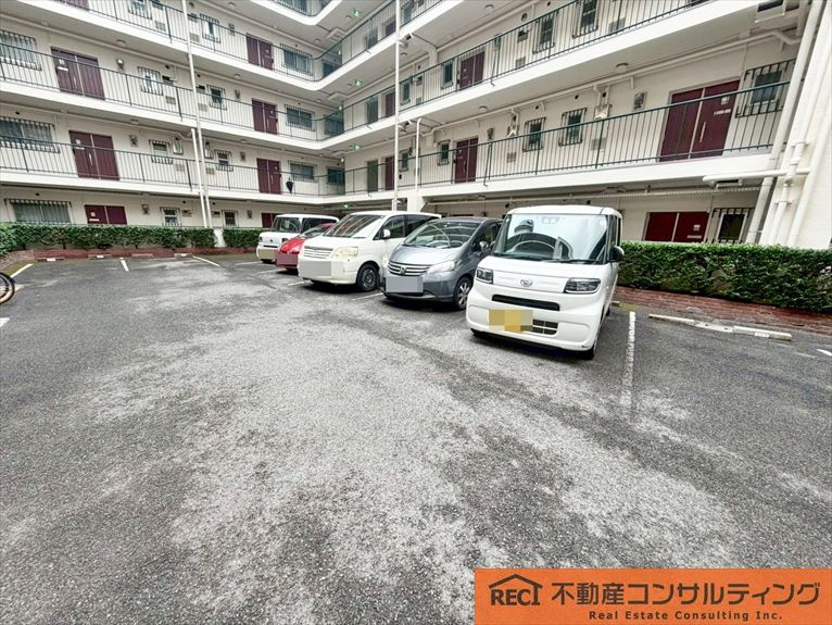 岡本センチュリーマンションの駐車場