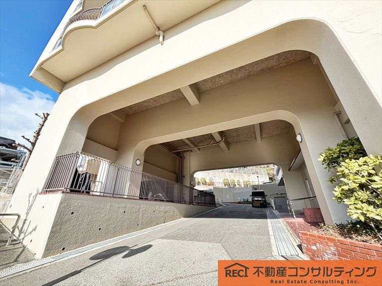 ジークレフ御影台A棟の駐車場