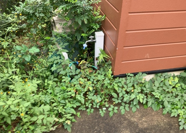 【設備】 | 敷地内に散水栓や立水栓があると便利です。水道水を直接利用できるため、水を運ぶ手間を省くことが出来ます。大量の水を必要とする洗車作業や清掃などに役立ちます。その他設備とあわせて、現地でご確認ください。